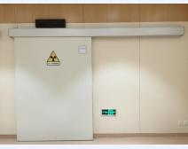 施工電梯防護門每層都要設嗎？